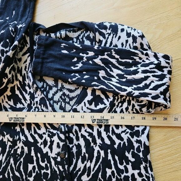 St. John Collection Cardigan Vneck Buttons Black & White Animal Print No Label - Picture 6 of 9